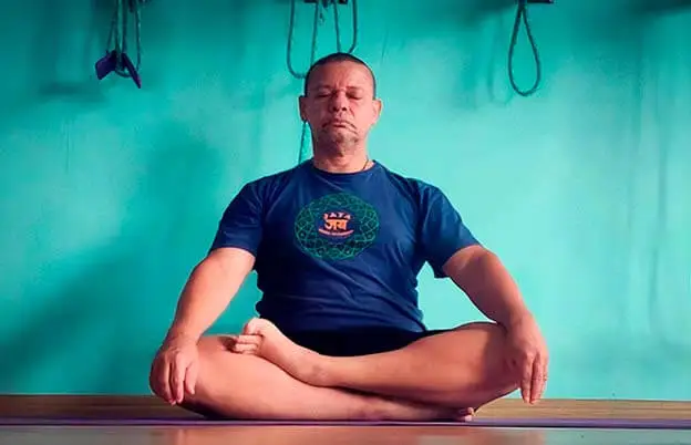 Escola de Yoga 2 Alexandre-dos-santos-professor-escola-jaya-de-yoga-35-anos-experiencia